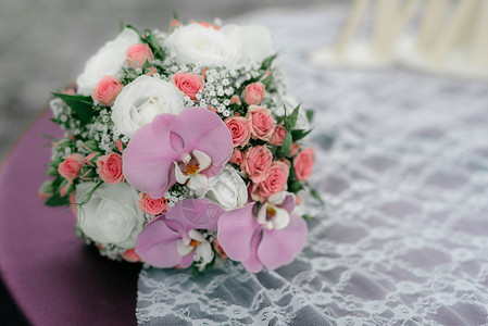 桌子上玫瑰兰花的婚礼花图片