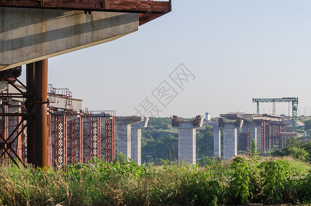 用支架结构元件重机跨越河流的桥梁的建造图片