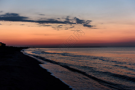 大海的黎明,大海的平静,弯曲的海岸线图片