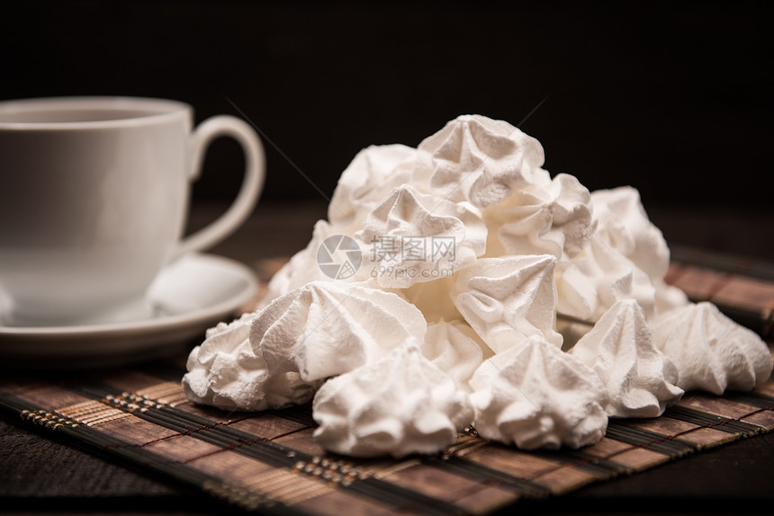 张棕色的木桌上放杯茶糖牛奶图片