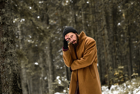 冬天森林里的人很冷,穿着棕色的外套手套图片
