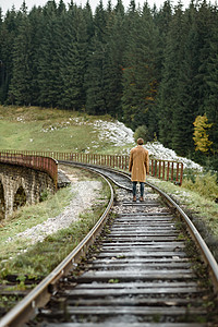 人走喀尔巴阡山的铁轨上图片