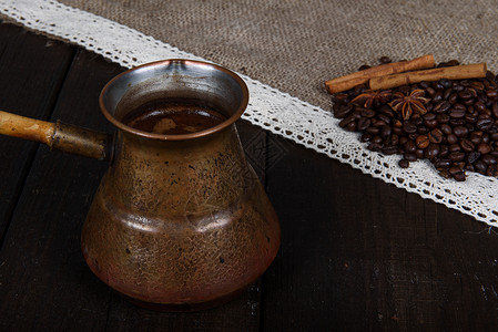黑咖啡土耳其与肉桂八角茴香图片