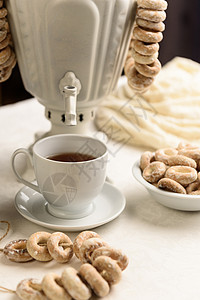 白色桌布上百吉饼热茶的萨莫瓦尔背景
