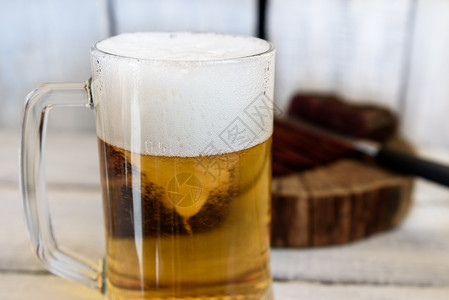 帕斯特拉米啤酒张木制桌子上的璃刀里图片