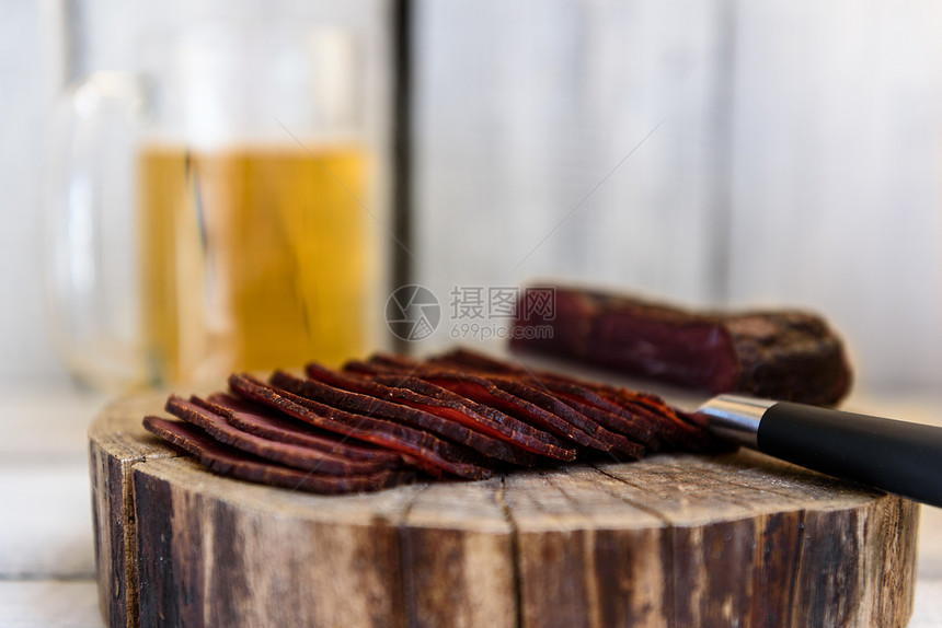 帕斯特拉米啤酒张木制桌子上的璃刀里图片
