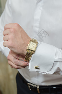 穿着白色衬衫纽扣手表的人图片
