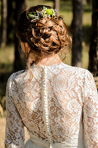 新娘的头发背,扭曲扭曲的卷发与花图片