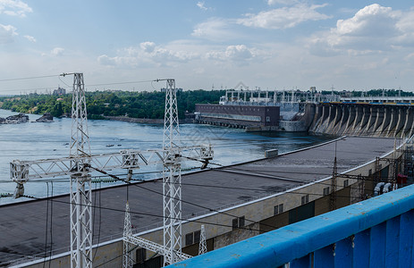 蓝天背景下的桥水电站背景图片