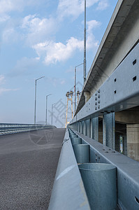 用支架结构元件重机跨越河流的桥梁的建造图片
