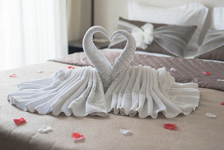 床上天鹅靠窗的床上白色天鹅毛巾背景