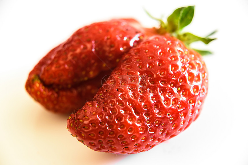 白色背景上的双浆果草莓图片
