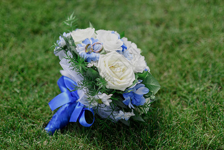 蓝色婚礼舞台背景新娘的花蓝色的花躺绿色的草坪上背景