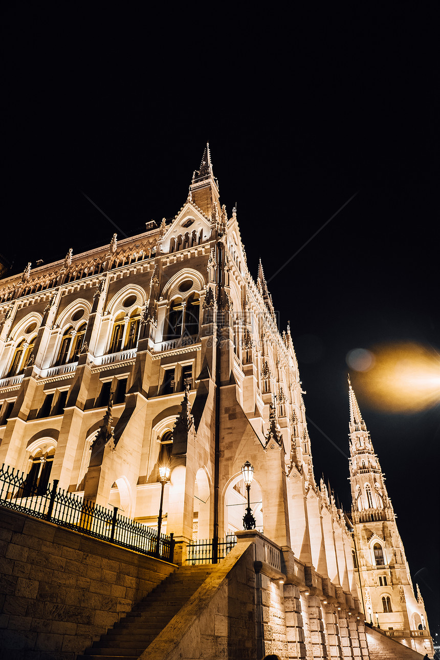 匈牙利议会布达佩斯的多瑙河上路灯的夜灯图片