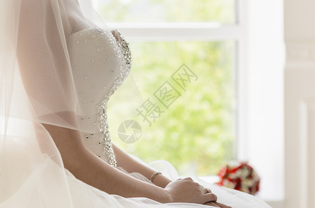 新娘坐把老式的白色椅子上背景图片