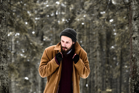 冬天森林里的人很冷,穿着棕色的外套手套图片