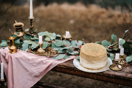 婚礼装饰与个金色蛋糕个木制长凳上的瀑布背景图片