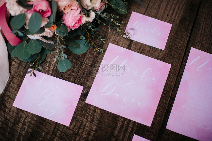 婚礼装饰用玫瑰邀请函,木制背景上图片