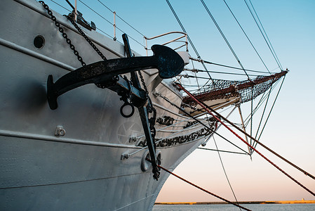 旧帆船,护卫舰停泊波兰格丁尼亚港旧的帆船,停泊港口的护卫舰背景