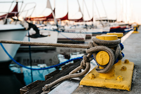 加瓦吉尼的游艇绑码头上加瓦尼的游艇抛锚,绑码头上背景图片