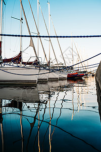 加瓦尼的游艇抛锚,绑码头上加瓦吉尼的游艇绑码头上背景图片