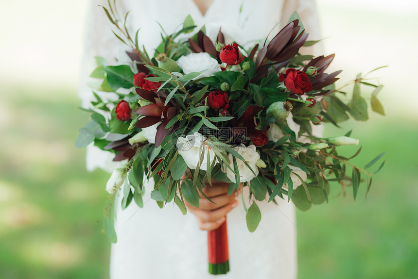 婚礼花红花绿色植物婚礼鲜花绿色植物新娘手中图片
