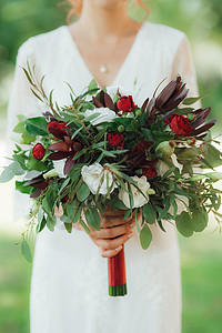 婚礼花红花绿色植物婚礼鲜花绿色植物新娘手中高清图片