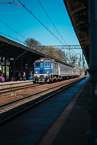 火车站的铁路轨道,列达波兰的火车图片
