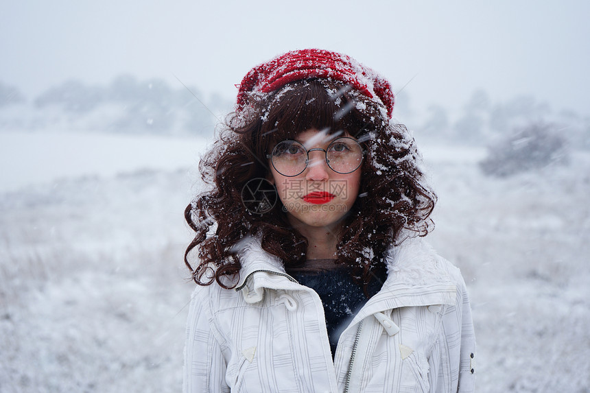 轻的女人下雪的日子里无聊图片