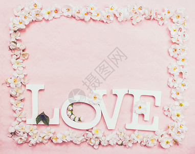 爱情词粉红色背景下的花框背景图片