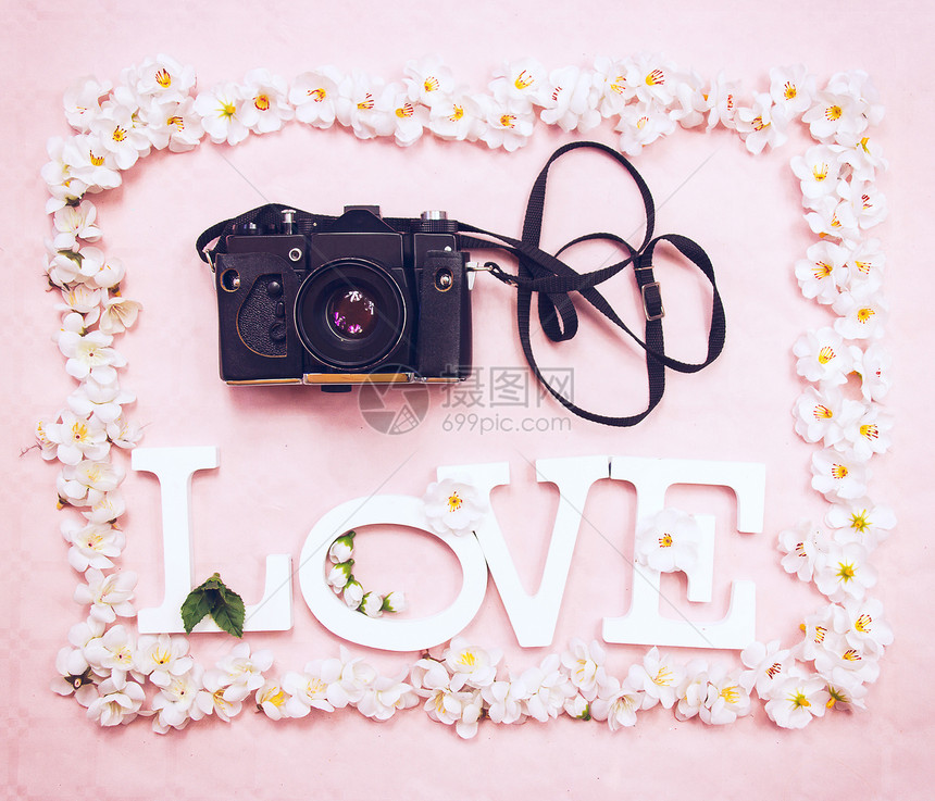 爱字个模拟相机与个粉红色背景的花框图片