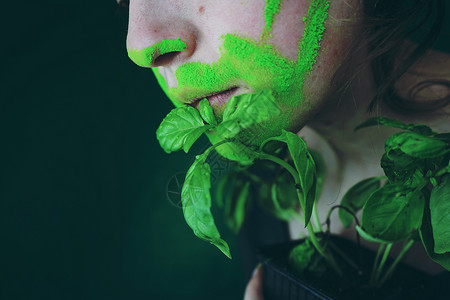 绿色植物的轻女人图片