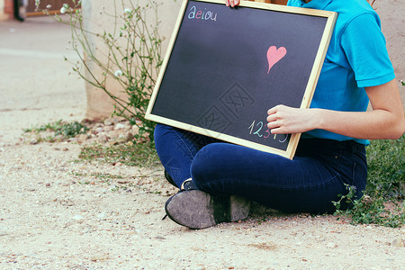 轻的女人用黑板教书图片