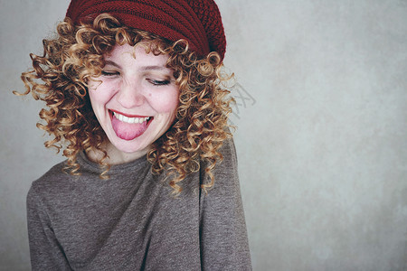 轻快乐的女人伸出舌头图片