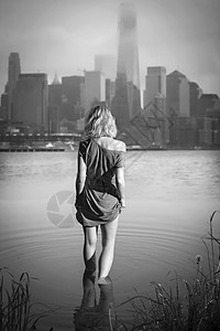 女孩晚上进入哈德逊河的背景下来曼哈顿黑白摄影图片