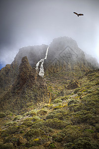 瀑布山间流动岩石悬崖高清图片