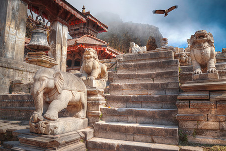 尼泊尔加德满都瓦利的巴克塔普尔的杜巴尔广场寺庙高清图片