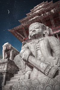 尼泊尔加德满都瓦利的巴克塔普尔的杜巴尔广场寺庙夜晚照耀着月亮星星图片