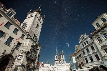 布拉格老城广场,泰恩大教堂阳光下夜晚,星星闪耀,月亮阳光下布拉格图片