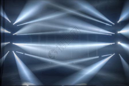 音乐会前的舞台闪耀着探照灯的光以前的舞台背景图片