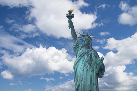 彩色黎明天空背景下的自由雕像自由女神像背景图片