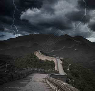 雷雨闪电中国长城山脉的景色雷电交加的雷暴背景图片