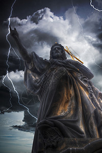 雷雨闪电耶稣基督的雕像布拉格查尔斯桥,捷克共国雷雨闪电背景图片
