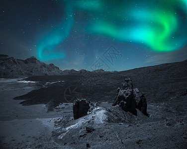 北极光山脉平原,夜晚星星的灯光下北极光图片