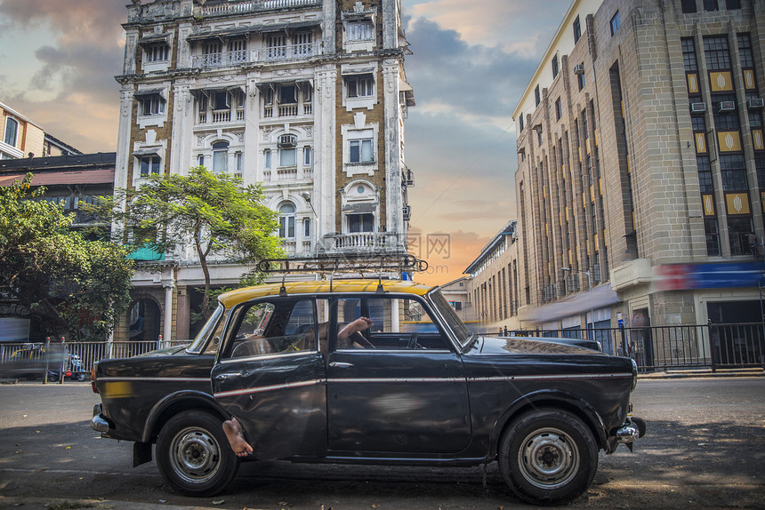孟买出租车城市街道上的房屋背景上孟买出租车图片
