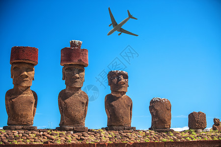 旅游飞机飞过复活节岛的雕像复活节岛图片