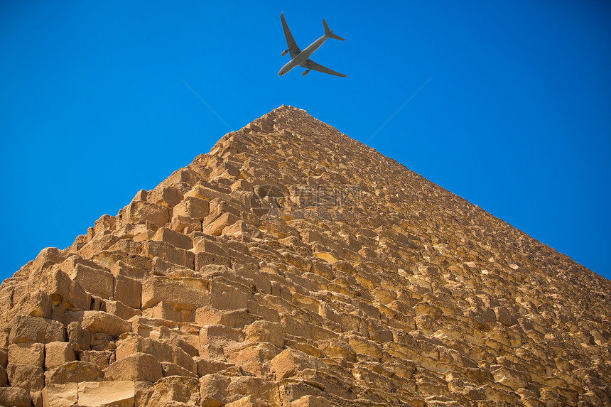 旅游飞机飞越开罗埃及金字塔埃及吉萨金字塔图片
