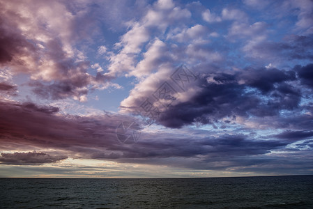 日落海里五颜六色的水云日落海里图片