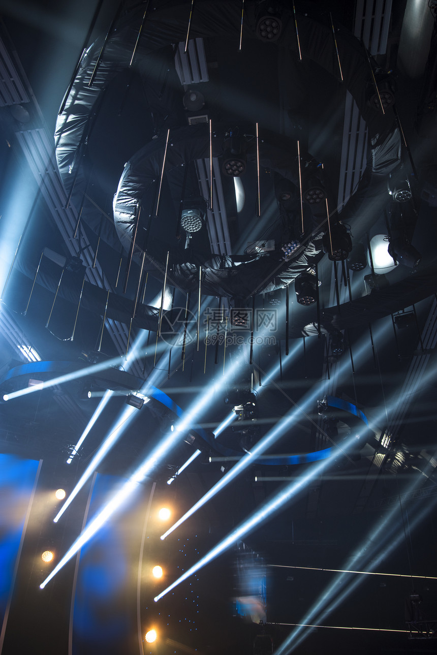 舞台上的光线为音乐会准备舞台上的光线图片