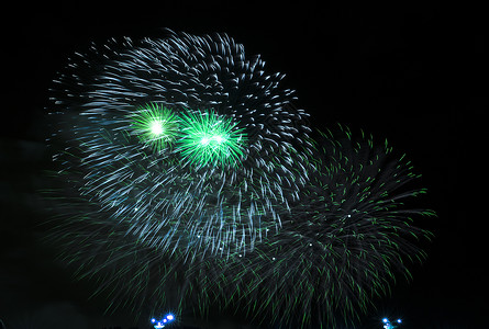 夜空下的节日烟花节日烟火图片